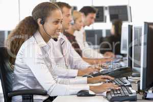 Mitarbeiterin eines Callcenters