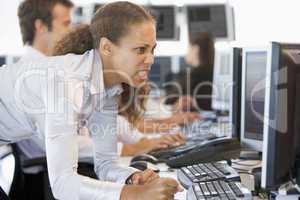Junge Frau mit dunkler Haut ärgert sich vorm PC