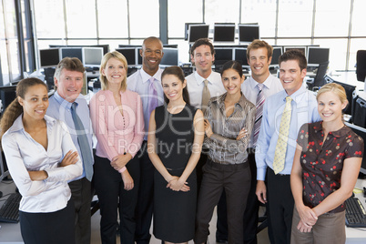Gruppenbild von Kollegen in einem großen Büro