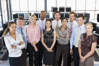 Gruppenbild von Kollegen in einem großen Büro