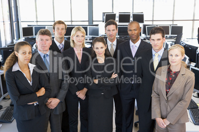 Gruppenbild von Kollegen in einem großen Büro