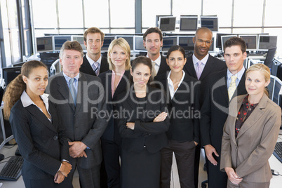 Gruppenbild von Kollegen in einem großen Büro