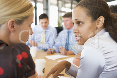 Zwei junge Damen unterhalten sich in einem Büro