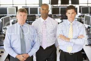 Drei Männer in Hemd und Krawatte in einem Büro
