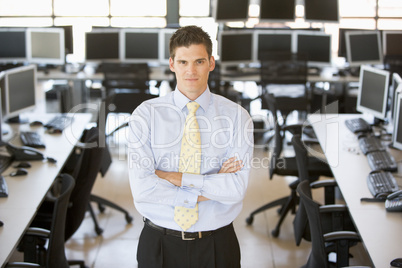 Junger Mann steht in einem Informatik-Raum