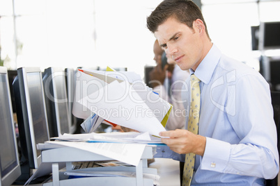 Junger Mann in Hemd und Krawatte im Büro