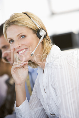 Blonde Frau arbeitet im Callcenter