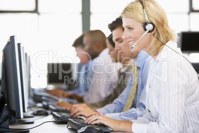 Verschiedene Menschen arbeiten im Callcenter