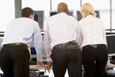 Zwei Männer und eine blonde Frau im Büro