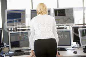 Blonde Frau in weißer Bluse im Büro von hinten