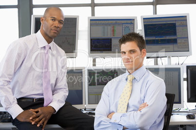 Zwei Männer in einem Büro in Hemd und Krawatte