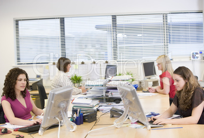 Vier Bürodamen bei der Arbeit