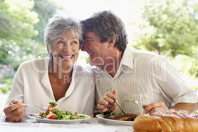 Eine ältere Frau und ein Mann haben Spaß im Freien