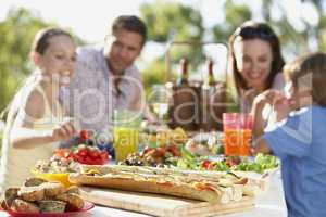 Junge Familie mit zwei Kinder machen ein Picknick
