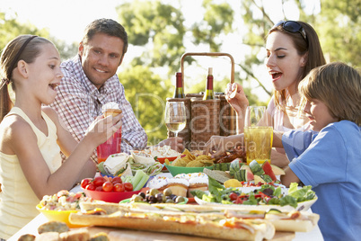 Familie macht Picknick