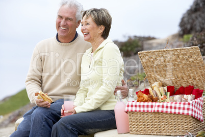 Ein älteres Paar macht ein Picknick am Meer