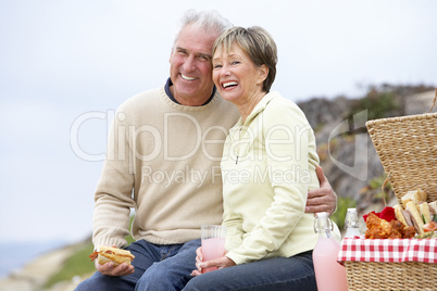Ein älteres Paar macht ein Picknick am Meer