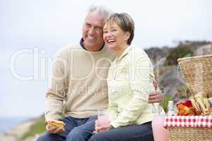Ein älteres Paar macht ein Picknick am Meer