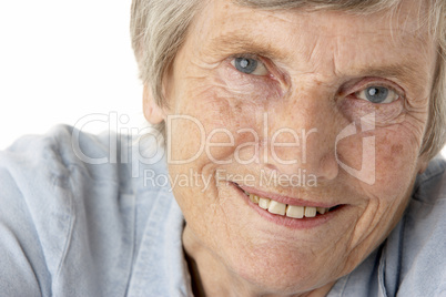 Ältere Frau mit blauen Augen und grauen Haaren