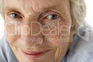 Ältere Frau mit blauen Augen und grauen Haaren