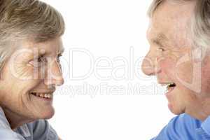 Eine alte Frau und ein alter Mann lachen sich an