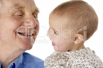 Ein Opa mit seiner Enkelin