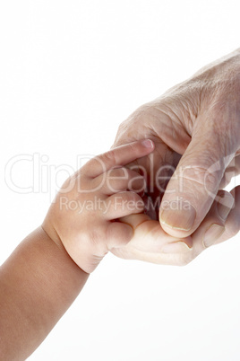 Eine Babyhand hält eine ältere Hand fest