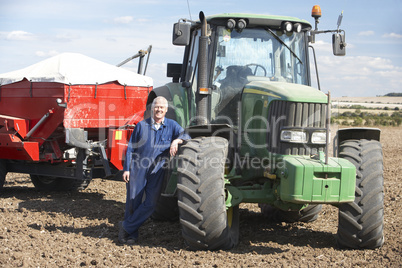 Landwirt auf dem Feld nach der Ernte