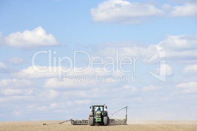 Ein Landwirt bei der Feldarbeit mit seinem Traktor