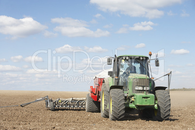 Ein Landwirt bei der Feldarbeit mit seinem Traktor