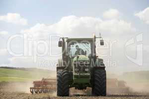 Ein Landwirt bei der Feldarbeit mit seinem Traktor