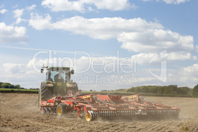 Ein Landwirt bei der Feldarbeit mit seinem Traktor