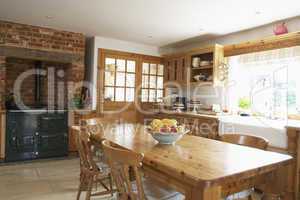 Schöne rustikale Küche mit offenen Kaminofen