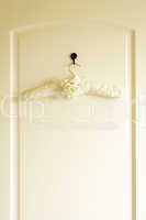 Weisser Kleiderbügel hängt an der Tür