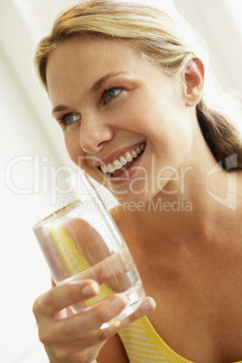 Frau mit einem Glas Wasser