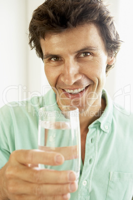 Mann mit einem Glas Wasser