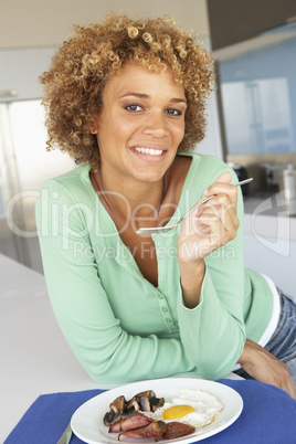 Eine Frau isst von einem gemischten Teller