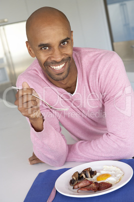Ein Mann isst von einem gemischten Teller