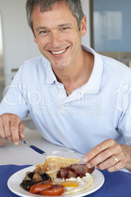 Ein Mann isst von einem gemischten Teller
