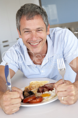 Ein Mann sitzt vor einem gemischten Teller