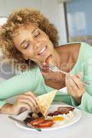 Eine Frau isst von einem gemischten Teller