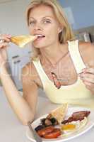 Blonde Frau isst von einem gemischten Teller