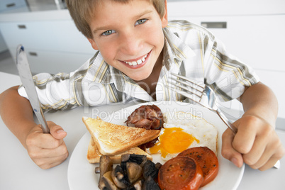 Ein Junge isst zu Mittag einen gemischten Teller