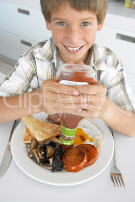 Ein Junge isst zu Mittag einen gemischten Teller