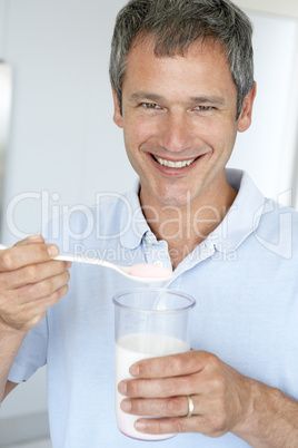Ein Mann mit einem großem Glas Milch