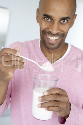 Ein Mann mit einem großem Glas Milch