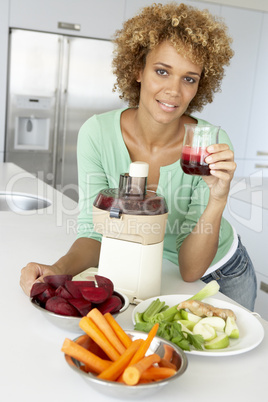 Eine Frau stellt Gemüsesaft her