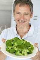 Mann mit Teller Brokoli