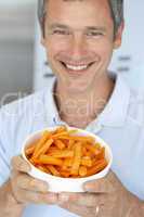 Mann mit Schale Karottensticks