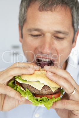 Mann beißt in einen Burger